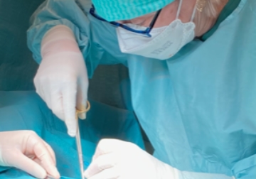 anne dams aan het opereren